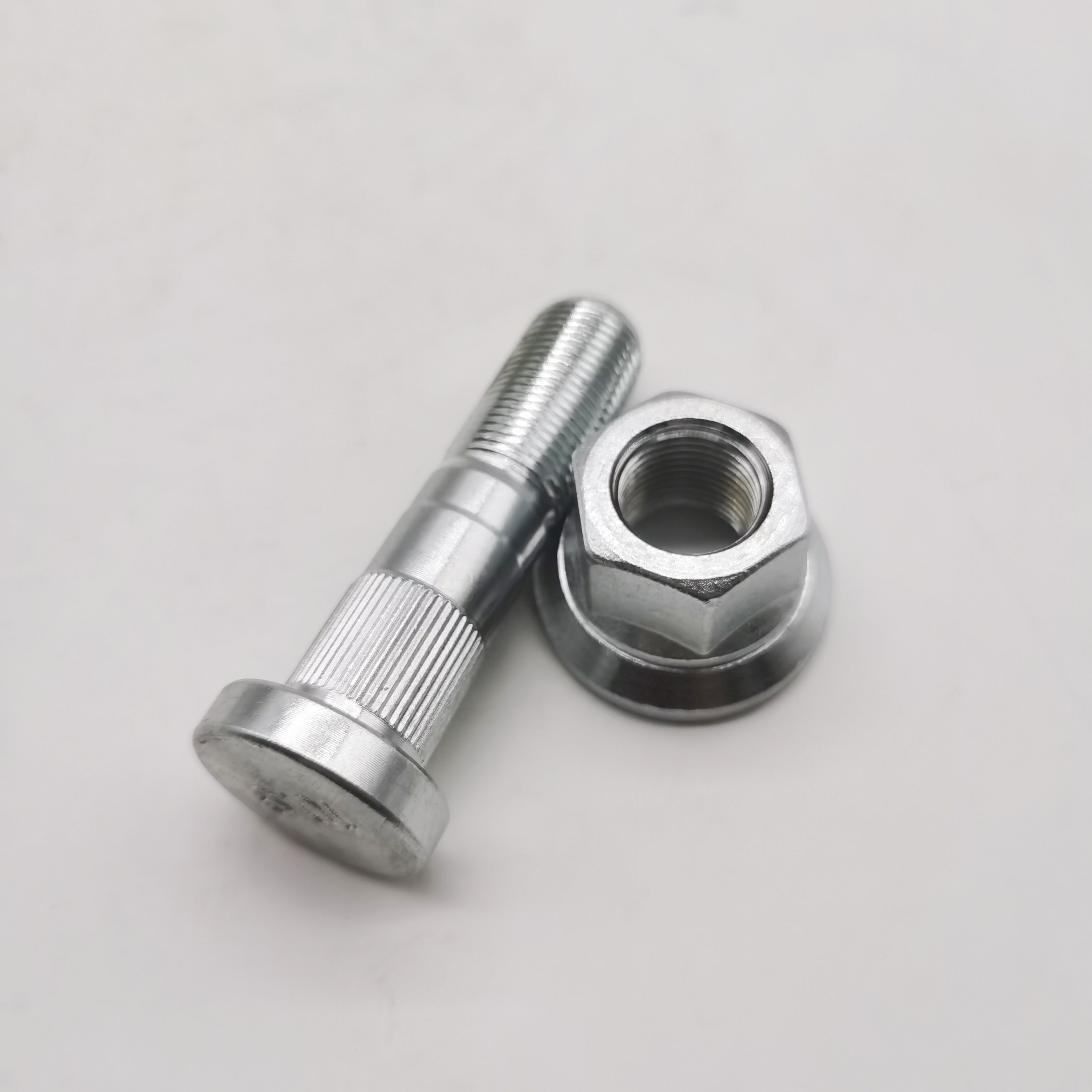 10.9 Hyundai HD78 Truck Front Axle Wheel Stud Hub Bolt M18.1.5*75mm