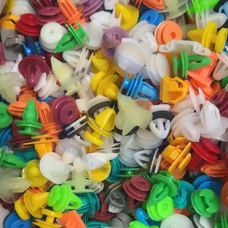 Auto plastic clip fastener for cars