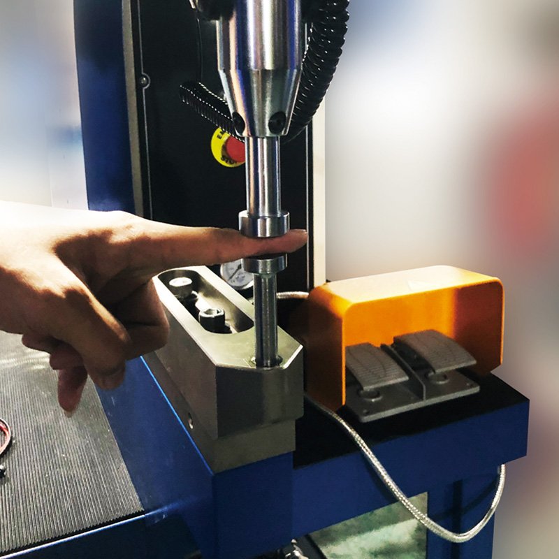 Labour Savings Press-proof Hand The Intuitive HMI Cast Iron Frame Fastener Insertion Rivet Press Machine