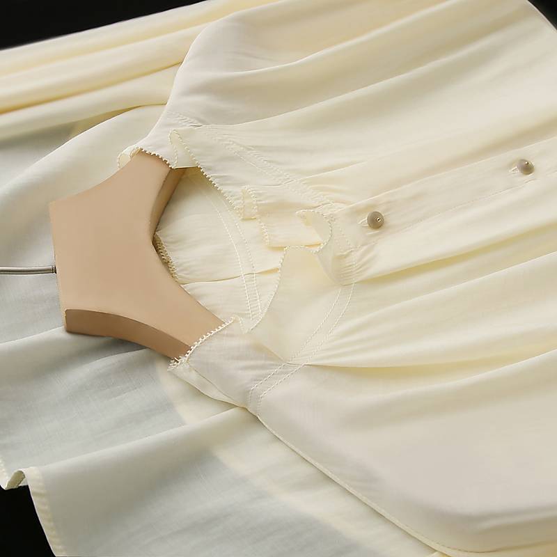The mall withdraws the cabinet!Light texture comparable to silk!Great white goose yellow!Lace collar long sleeve female shirt