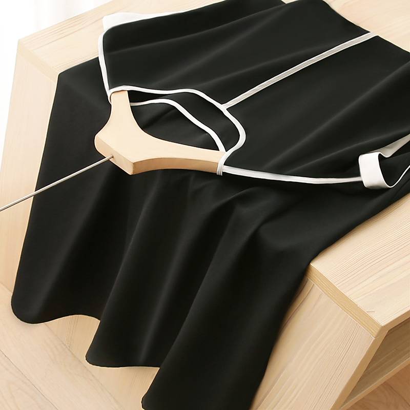 And Jane Black and White color Hepburn style!Heavy mulberry silk high -end real silk round neck slim dress summer