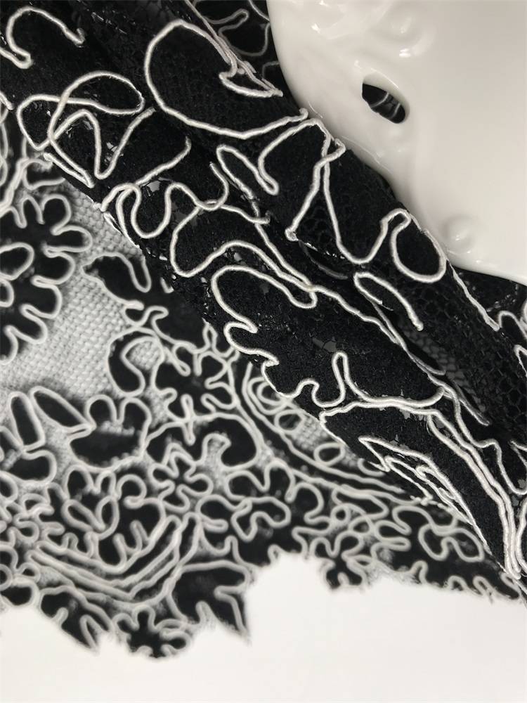 Black -and -white two -color car bone lace lace fabric is slightly thicker and lingering mid -to -high -end factories cloth head Yao Banniang