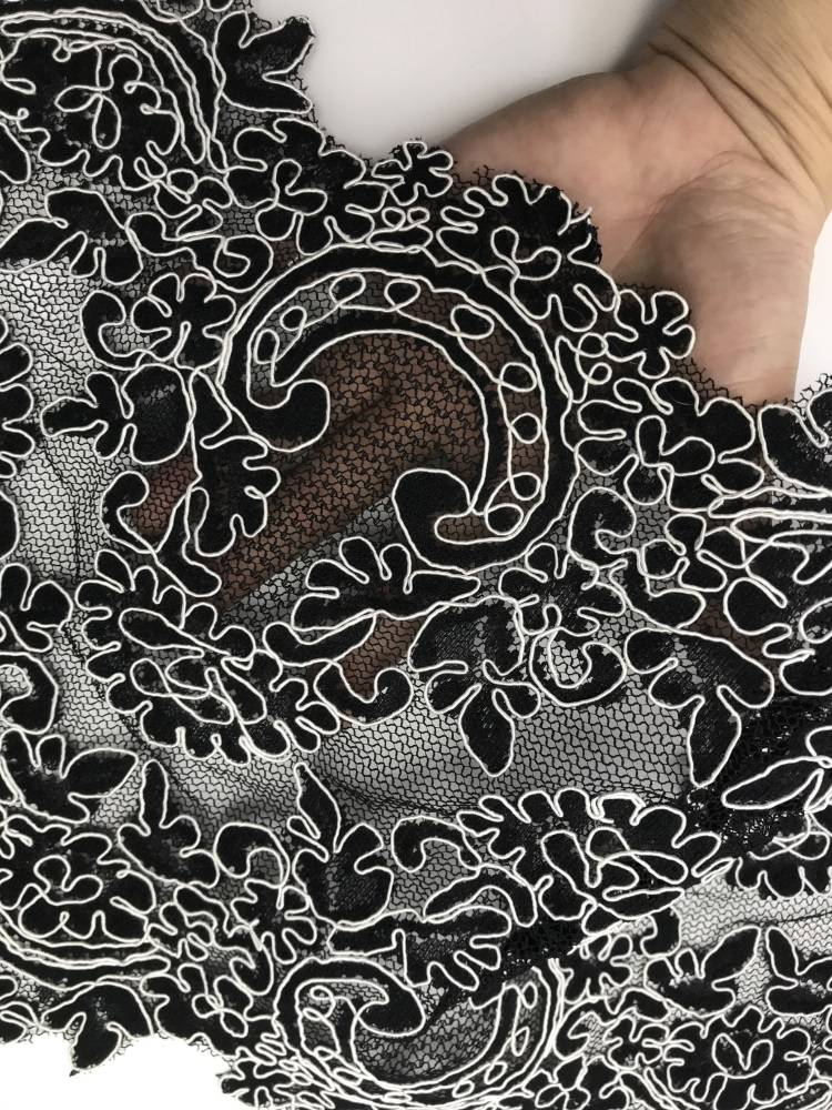 Black -and -white two -color car bone lace lace fabric is slightly thicker and lingering mid -to -high -end factories cloth head Yao Banniang