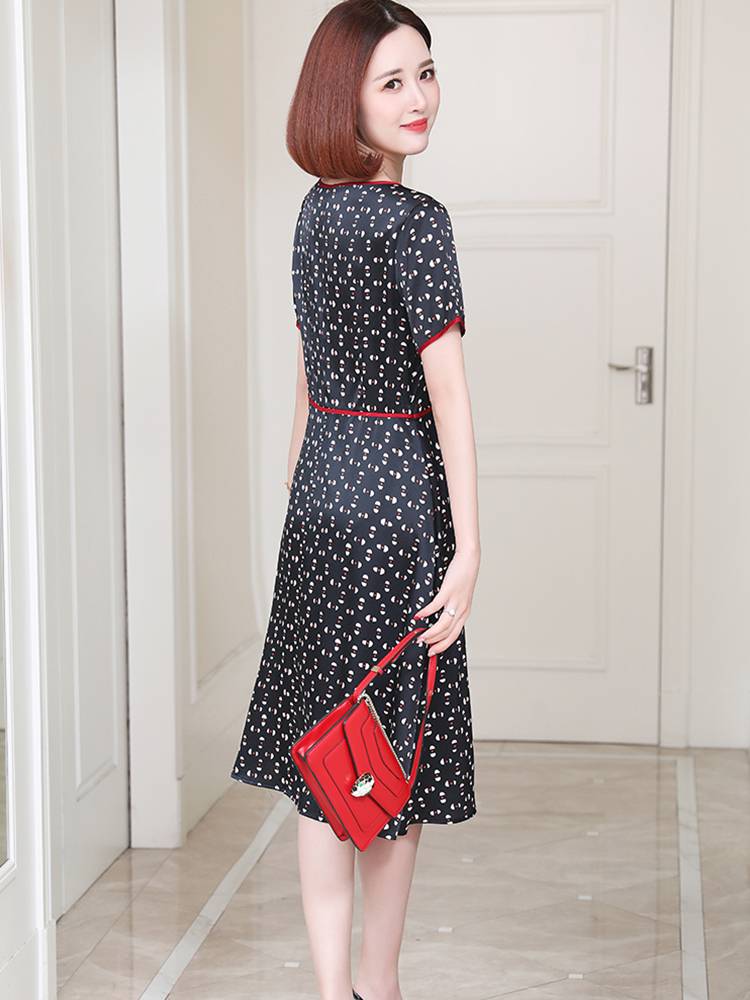 Picking up the leak counters to withdraw the tail single big name black real silk silk silk big size mother dress dress female summer