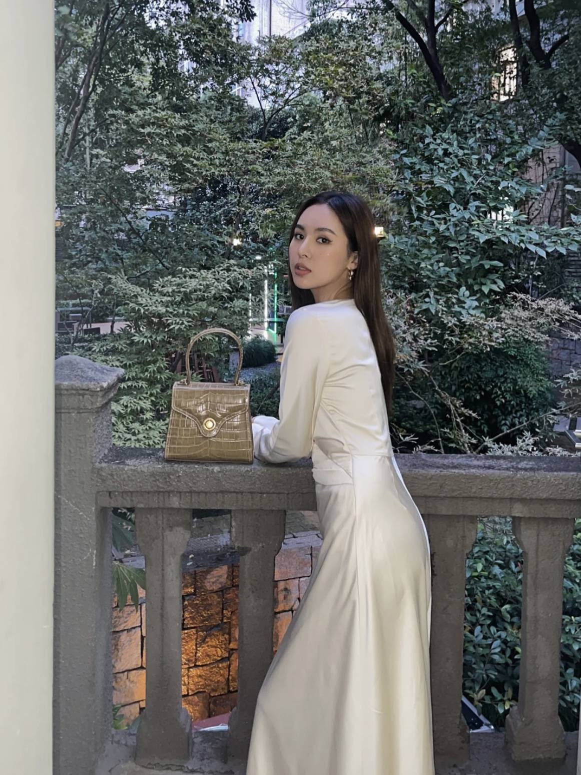 Qin Lan star is the same glossy satin dresses 2024 Early spring gentle and royal sister Fan white year
