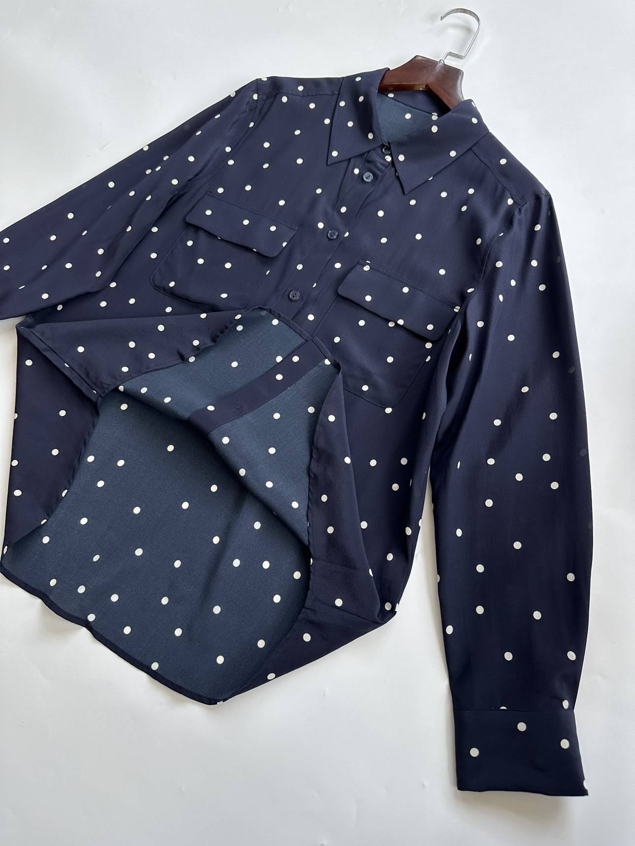 The wife is good -looking, the American E series 21 Mimi's 100%wave dot real silk double -sleeved long -sleeved shirt star