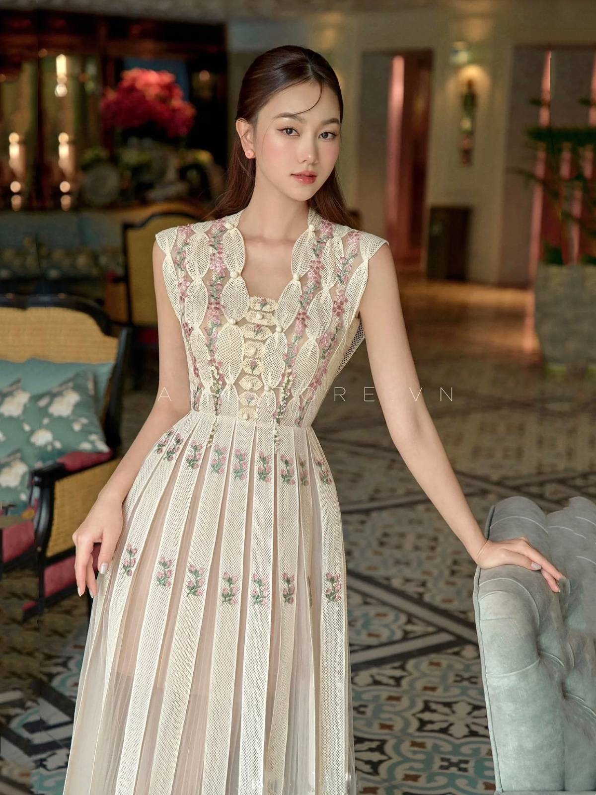 Amy Vietnamese niche design 2024 Early spring new heavy work hook flower lace lace temperament medium long base dress