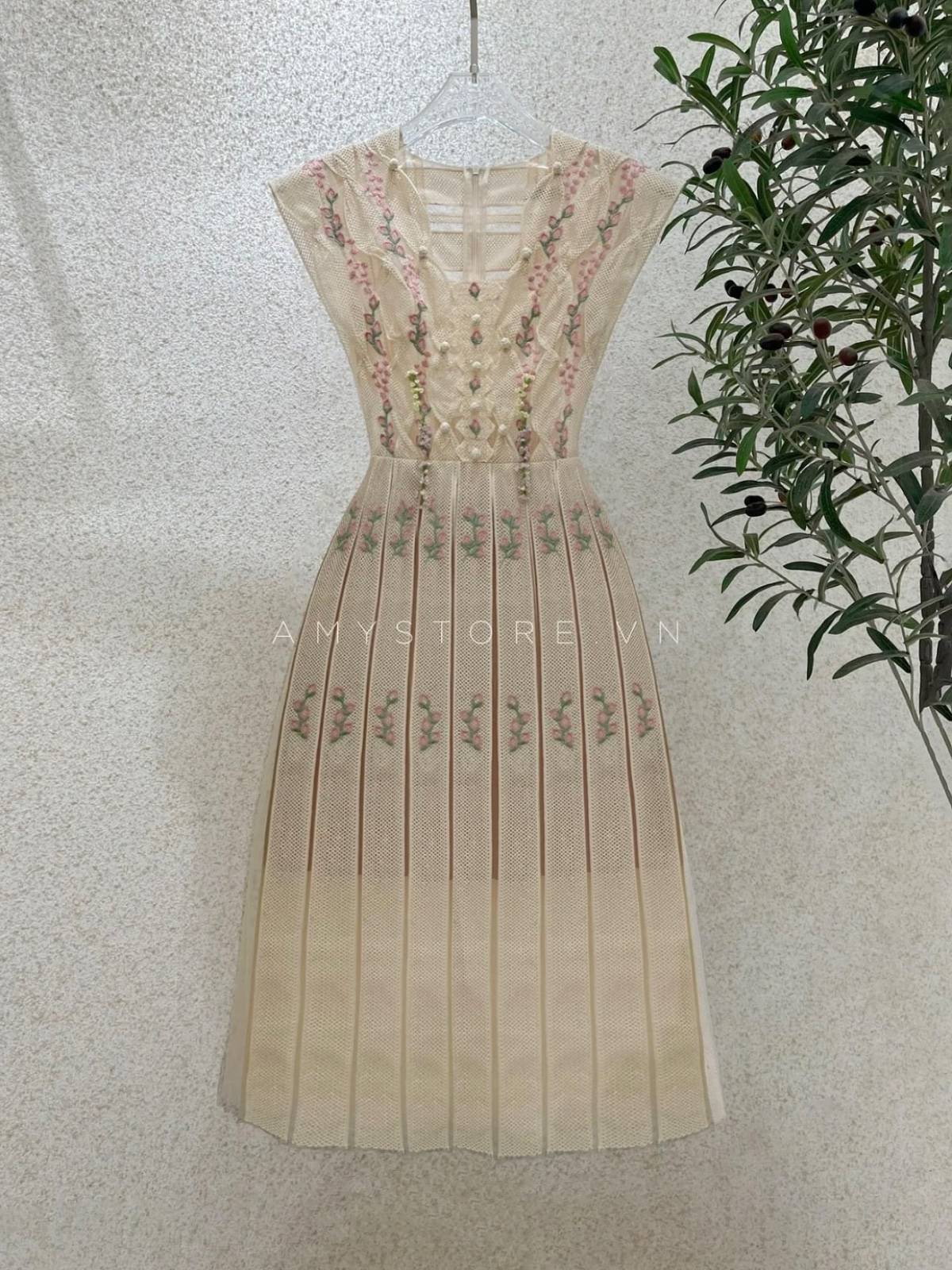 Amy Vietnamese niche design 2024 Early spring new heavy work hook flower lace lace temperament medium long base dress