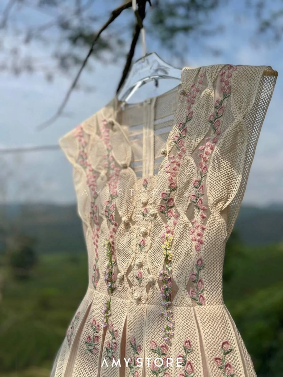 Amy Vietnamese niche design 2024 Early spring new heavy work hook flower lace lace temperament medium long base dress