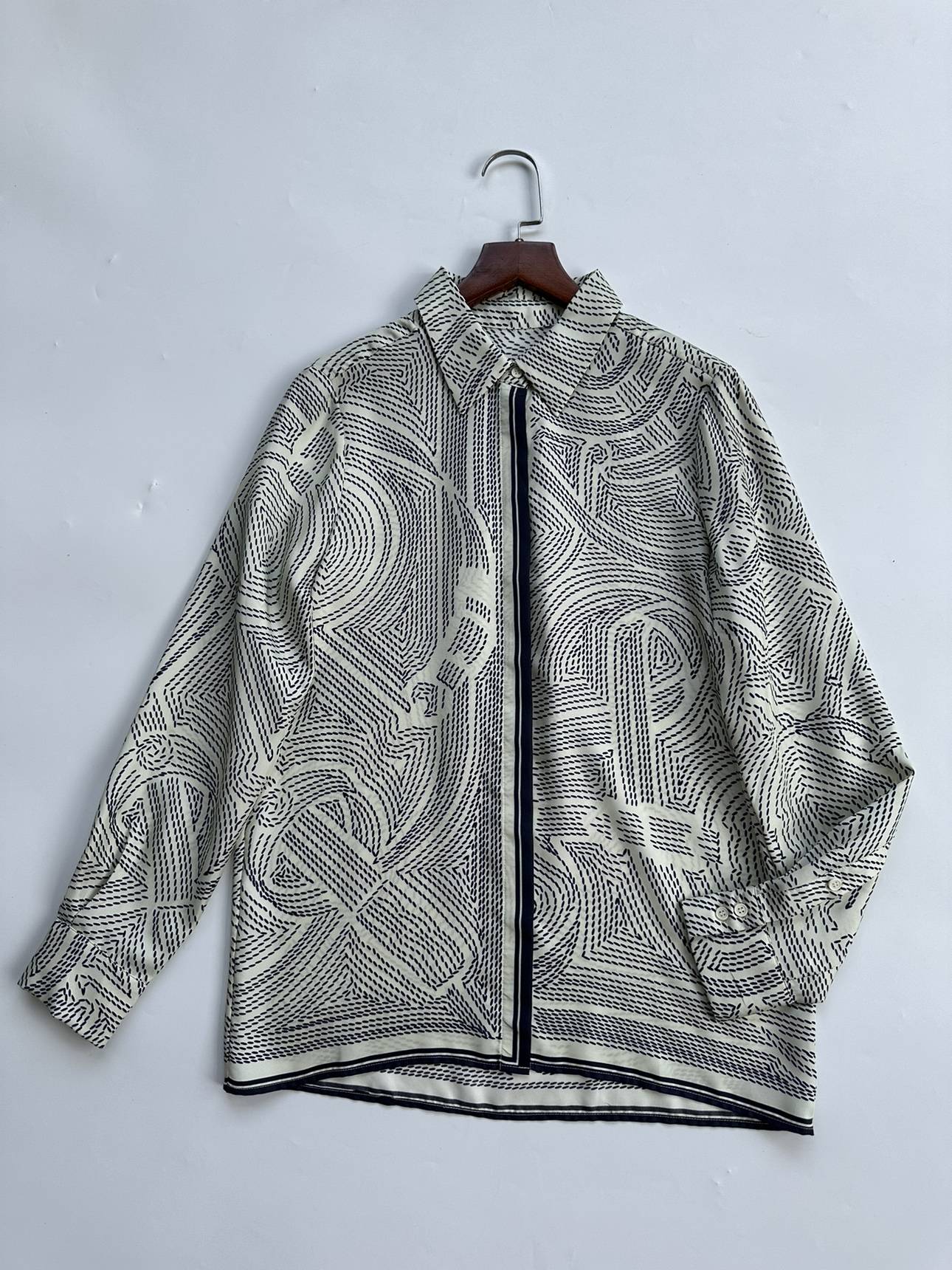 Factory reputation is good, huge look, carriage design, heavy silk oblique silk long -sleeved shirt female