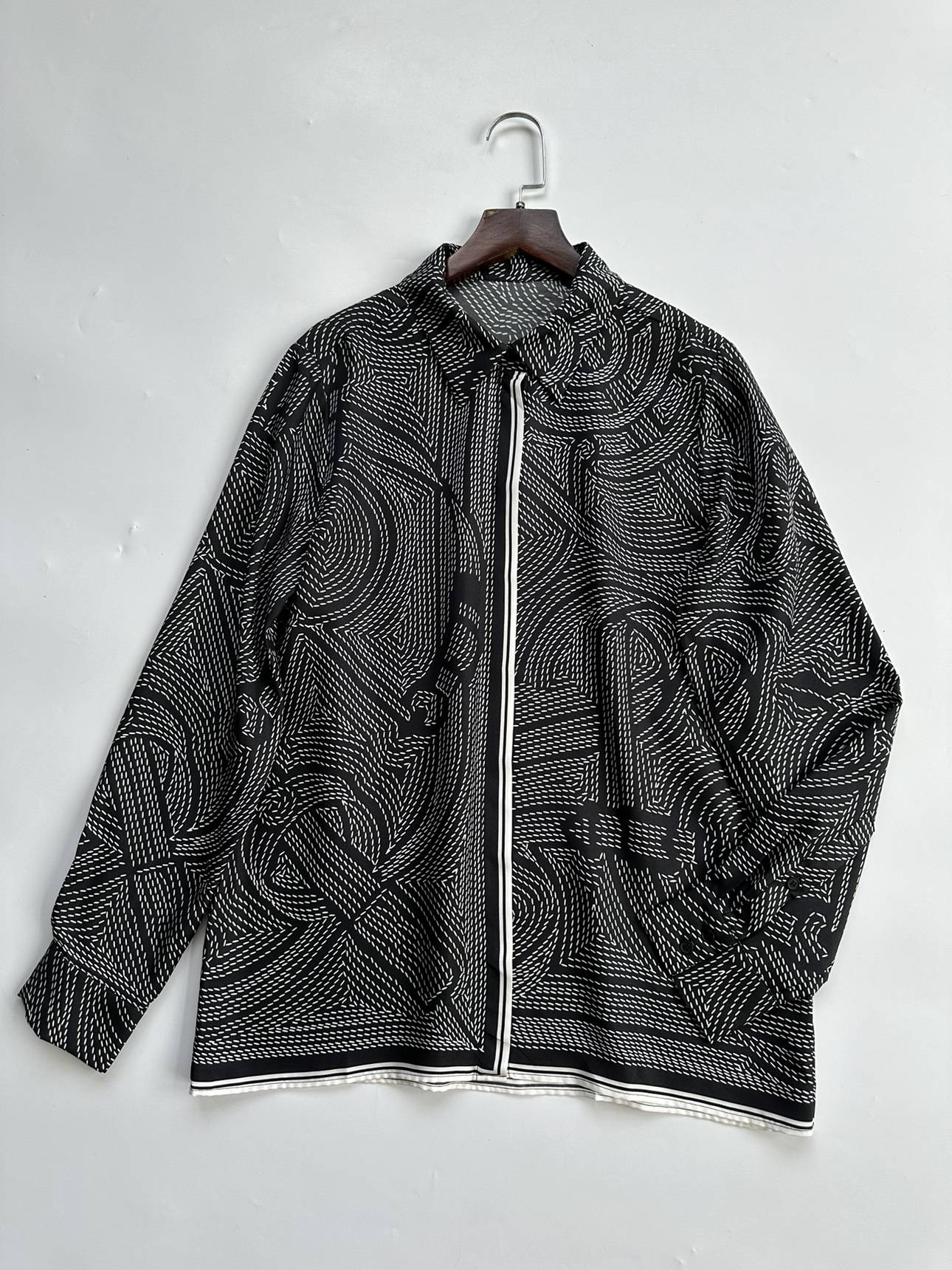 Factory reputation is good, huge look, carriage design, heavy silk oblique silk long -sleeved shirt female