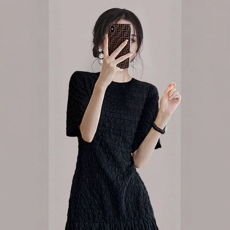 Counter withdrawal of single summer women's small incense wind high -level sensory covered with belly folds, ruffle edge knitted dresses