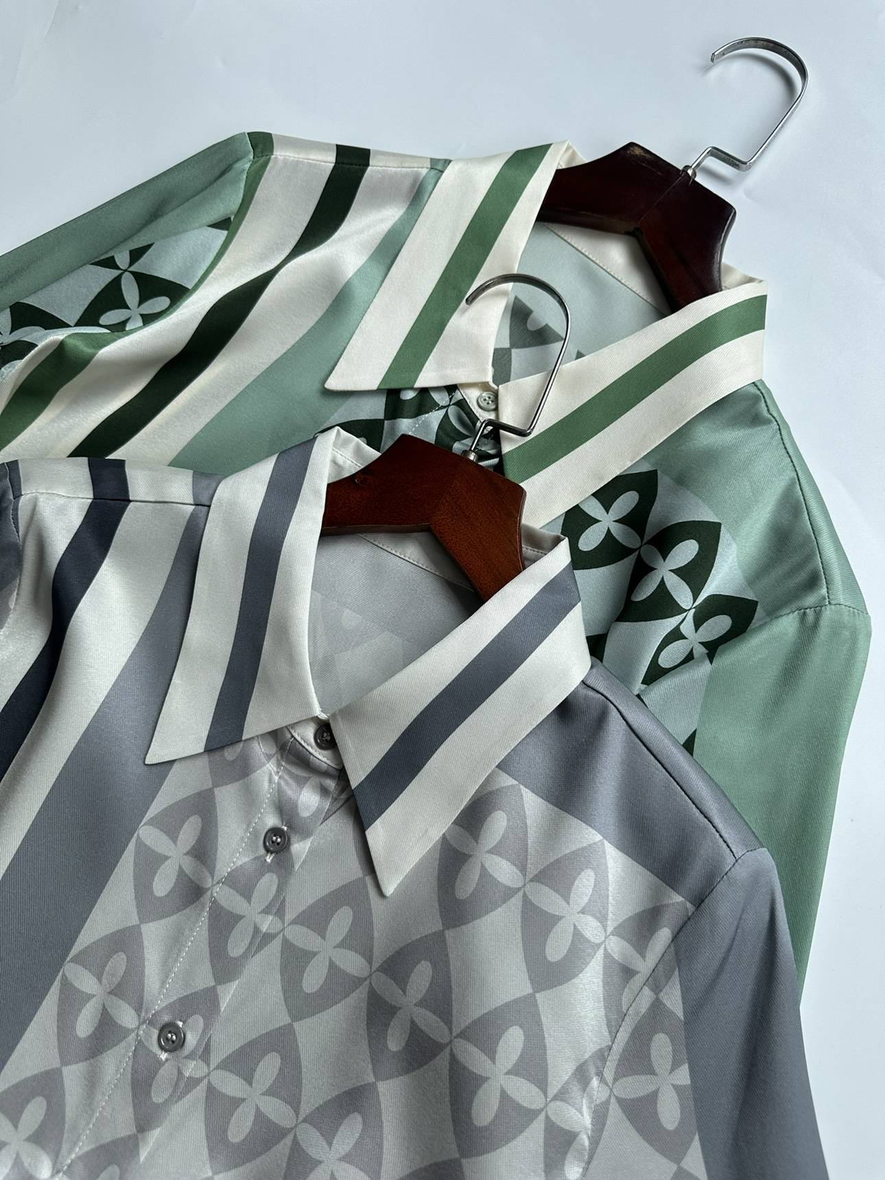 Recommended by Liangpin ~ Word of mouth win ~ donkey elasticity 21 Mimi real silk oblique silk -print long -sleeved shirt.