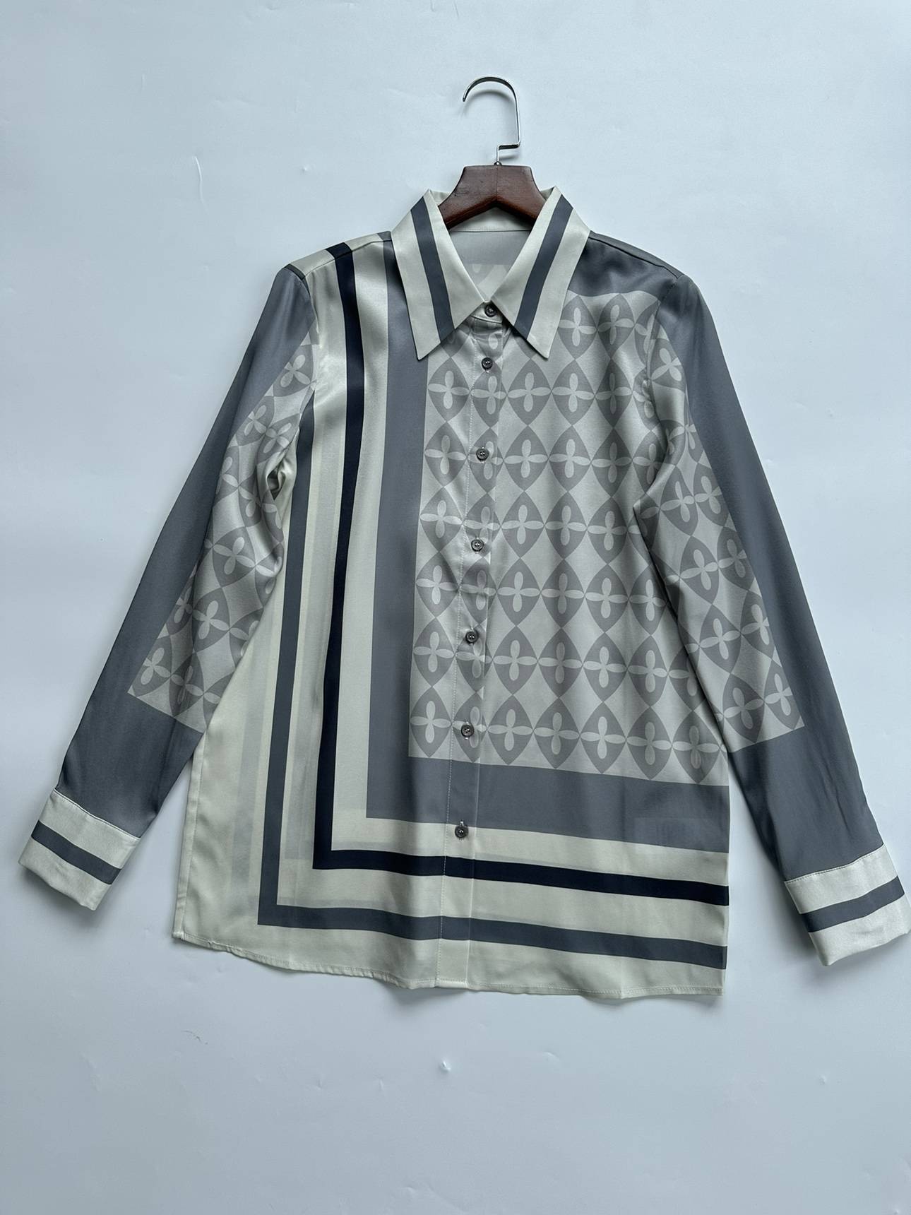 Recommended by Liangpin ~ Word of mouth win ~ donkey elasticity 21 Mimi real silk oblique silk -print long -sleeved shirt.