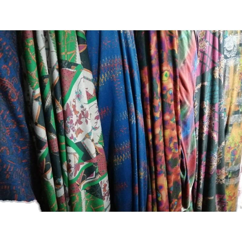 Various brands of clothing and clothing fabrics of Qianhe cloth industry live broadcast room