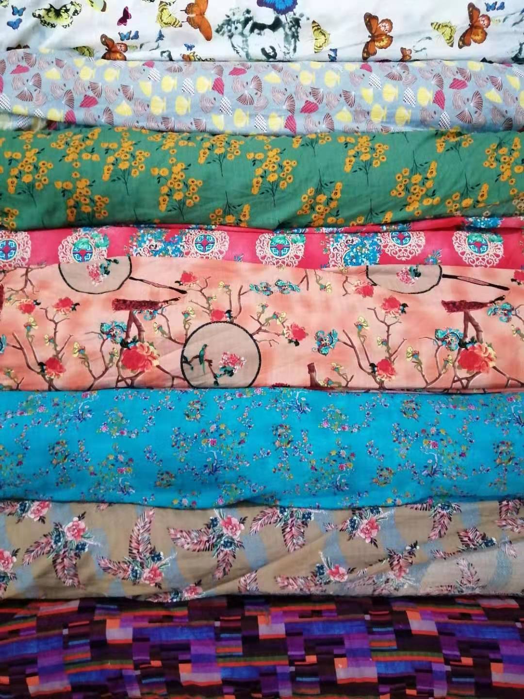Various brands of clothing and clothing fabrics of Qianhe cloth industry live broadcast room