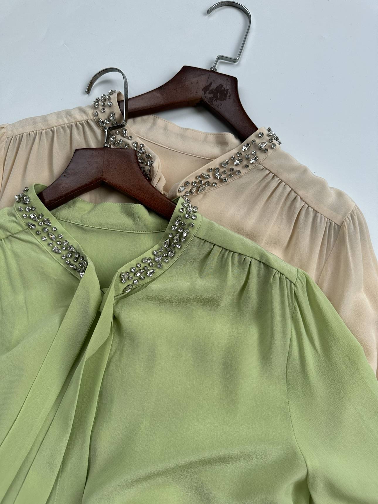 It is impossible to find it, it is the M series, the heavy worker sand washing 19 Mimi real silk double -sleeved long -sleeved beaded shirt women.