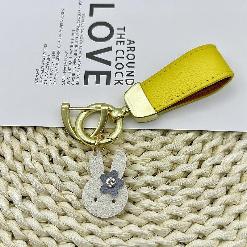 Wholesale Hot Sale Cute Cartoon Leather Car Key Hanging Trinket Leather Luxury Keyring Female Fashion Strawberry Fruit Key Chain