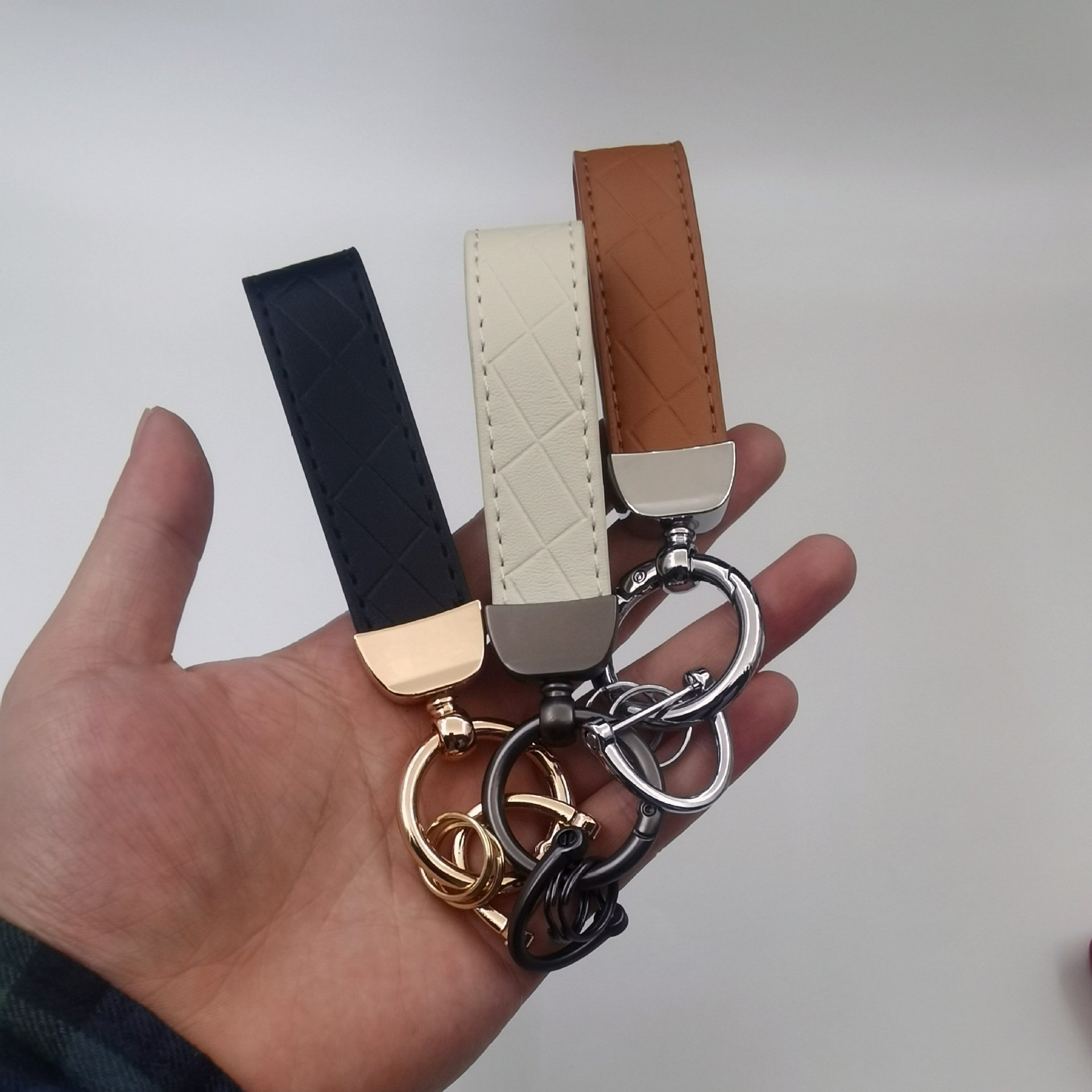 Car keychain Fashion accessories for men and women diamond shape creative leather rope bag key chain small gift