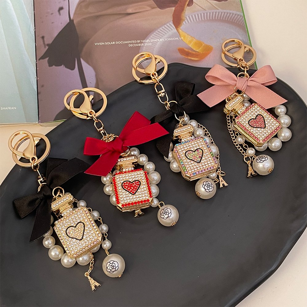2024 New Paved Crystal Keyring Shiny Rhinestone White Pearl Chain Women Car Key Chain Cute Bowknot Gold Perfume Bottle Keychains