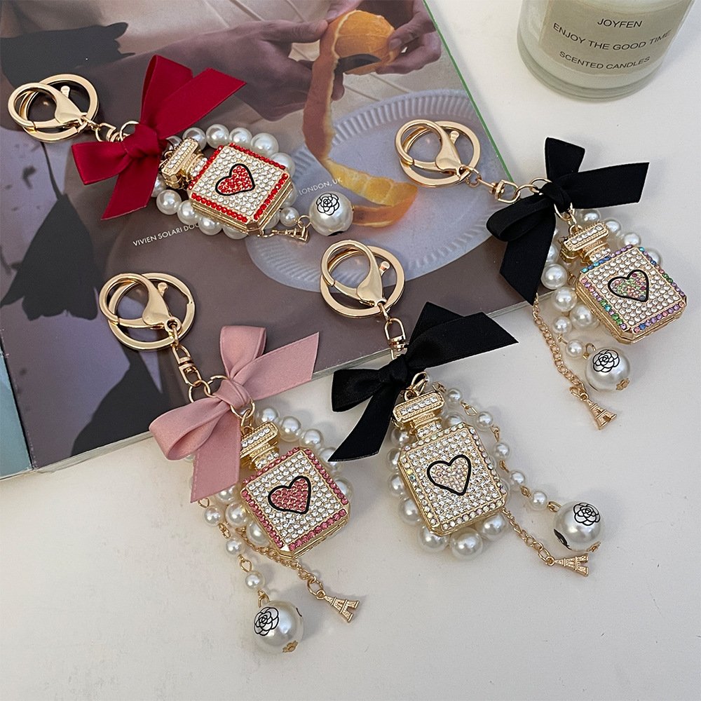 2024 New Paved Crystal Keyring Shiny Rhinestone White Pearl Chain Women Car Key Chain Cute Bowknot Gold Perfume Bottle Keychains