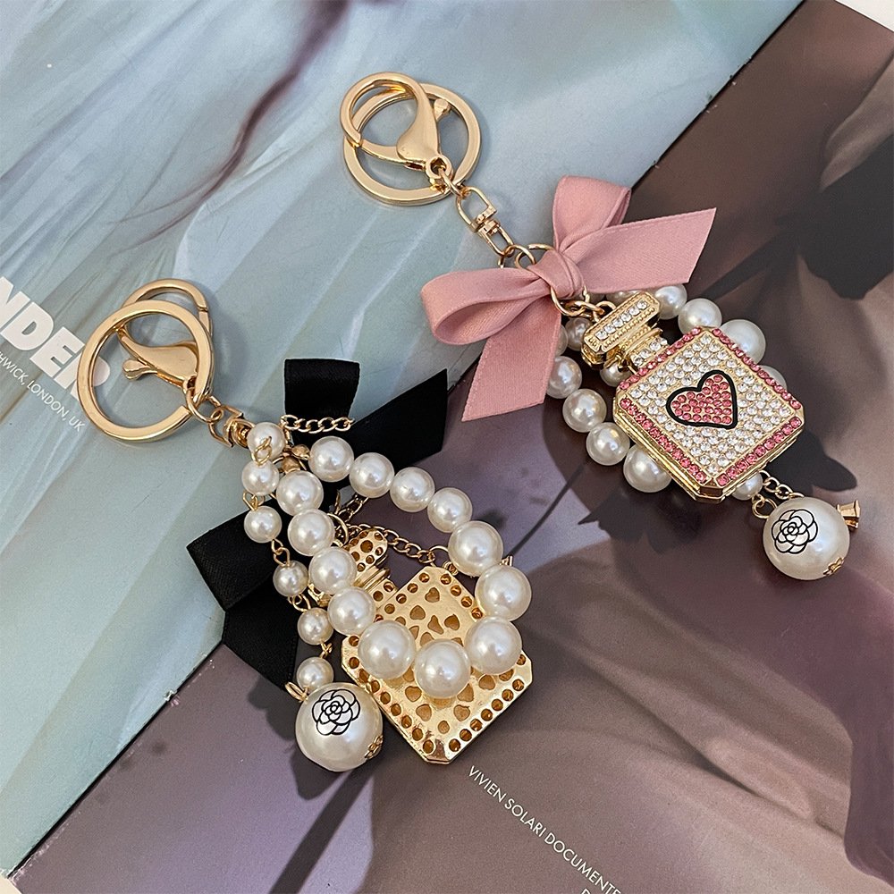2024 New Paved Crystal Keyring Shiny Rhinestone White Pearl Chain Women Car Key Chain Cute Bowknot Gold Perfume Bottle Keychains
