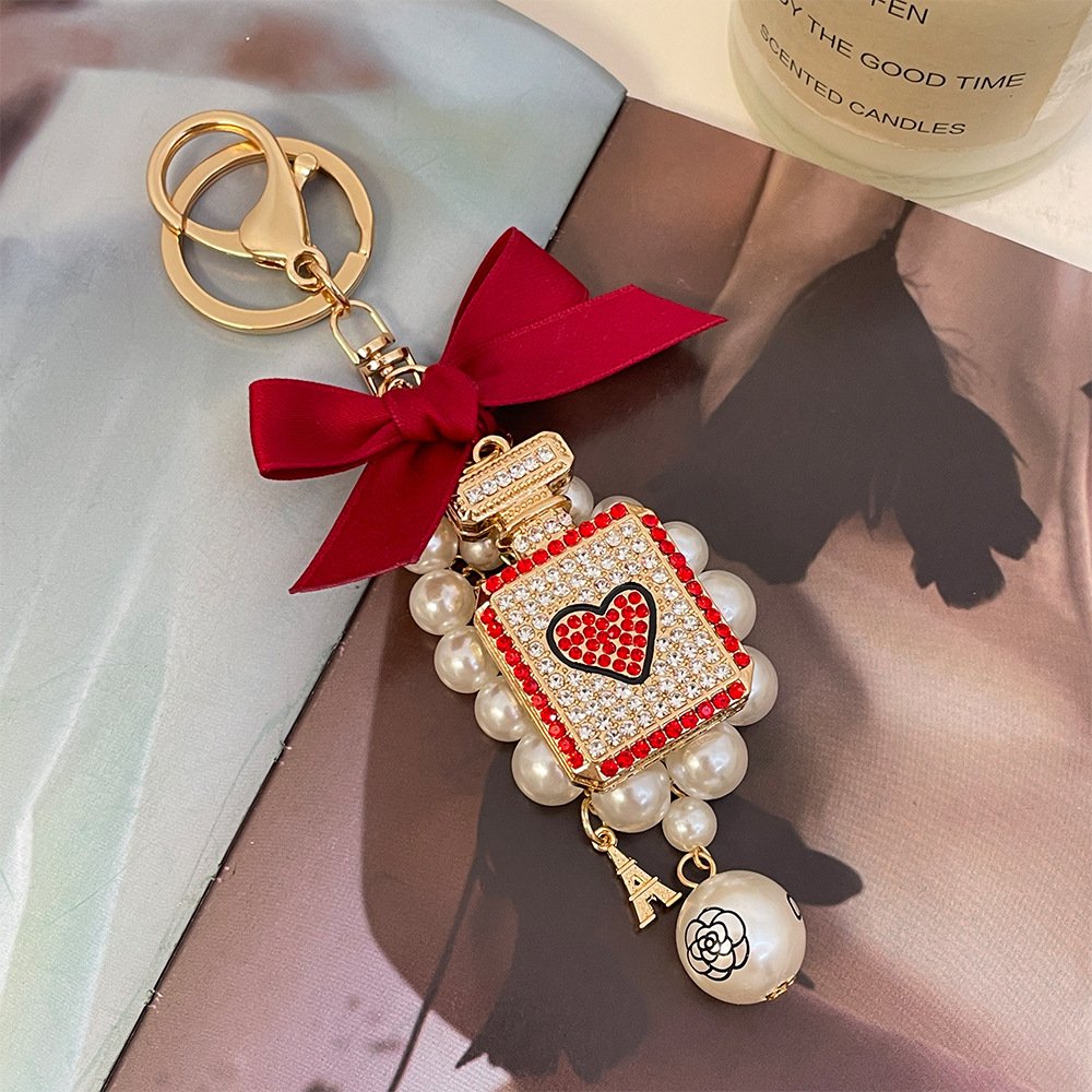 2024 New Paved Crystal Keyring Shiny Rhinestone White Pearl Chain Women Car Key Chain Cute Bowknot Gold Perfume Bottle Keychains