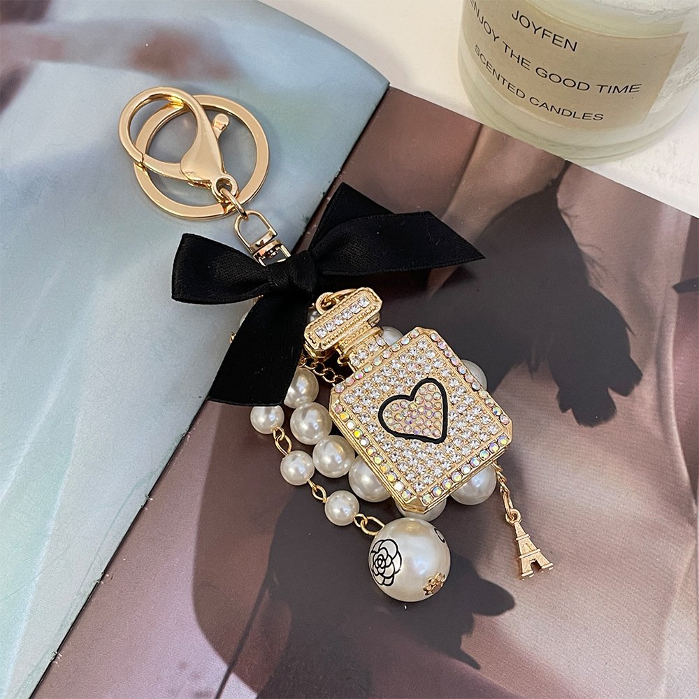 2024 New Paved Crystal Keyring Shiny Rhinestone White Pearl Chain Women Car Key Chain Cute Bowknot Gold Perfume Bottle Keychains