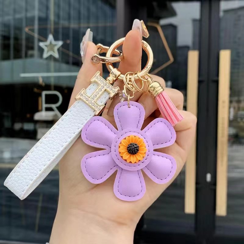 New sunflower tassels car keychain bag pendant car key ring women bag charms designer leather luxury keychains