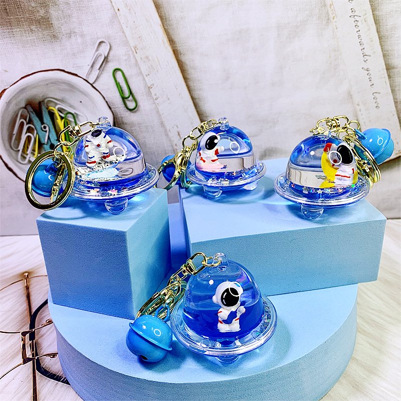 Wholesale Cartoon Blue Acrylic Astronaut Key Accessories Bag Pendant Car Keyring Floating Oil Key Chain Liquid Keychain