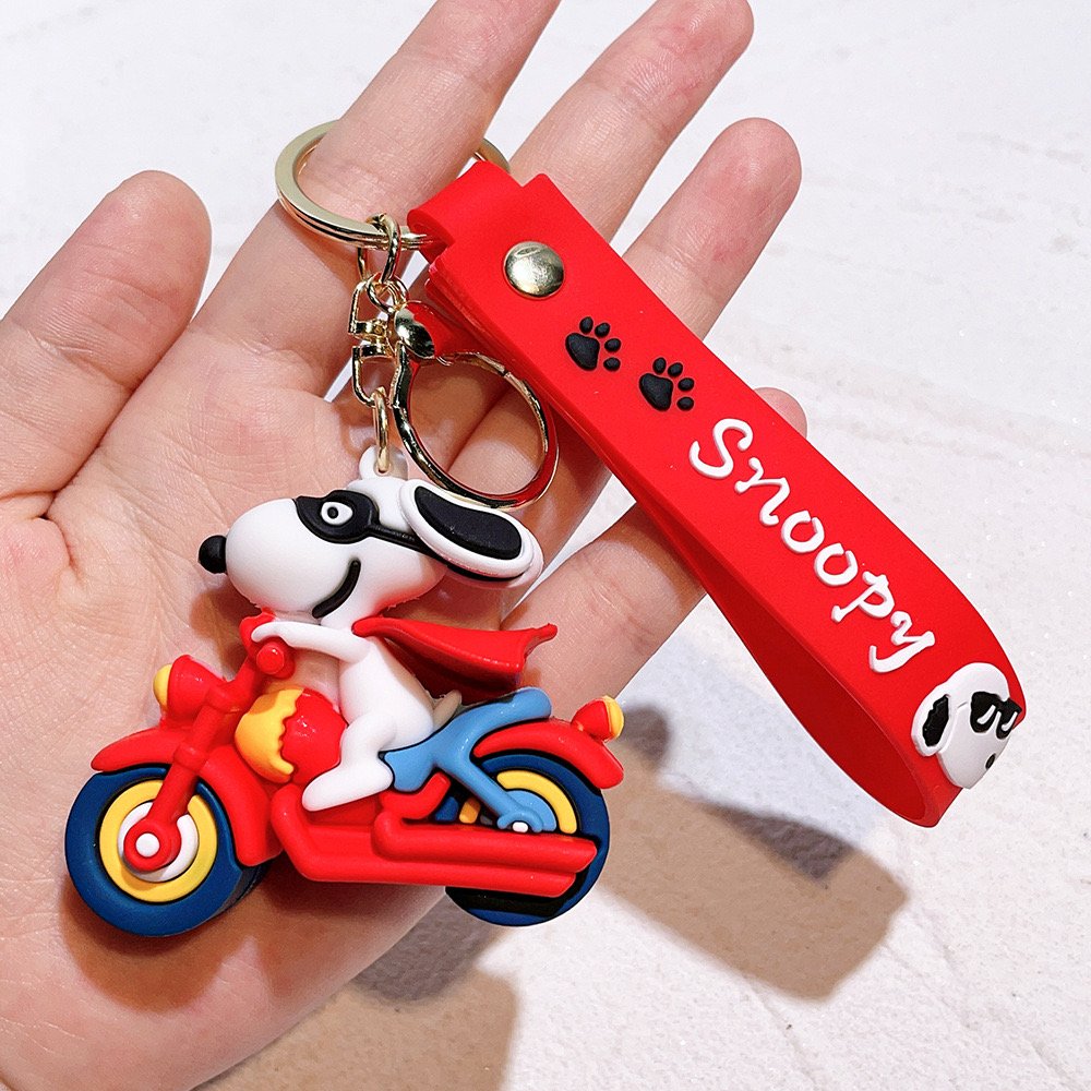 Cute custom snoopy keychain 3D pvc cartoon Anime keychains silicon rubber Bag Pendant keyring promotional character key chain