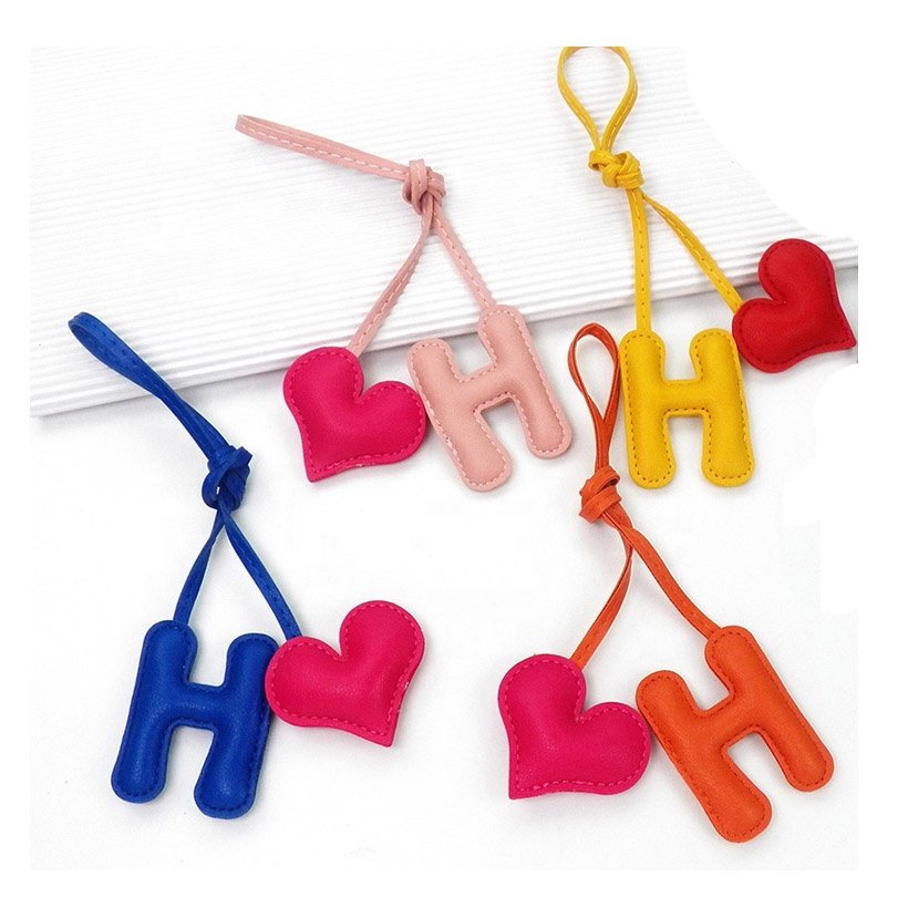 New leather shape heart alphabet letter key chain pendant ornament luxury car keychain accessories designer bag charms