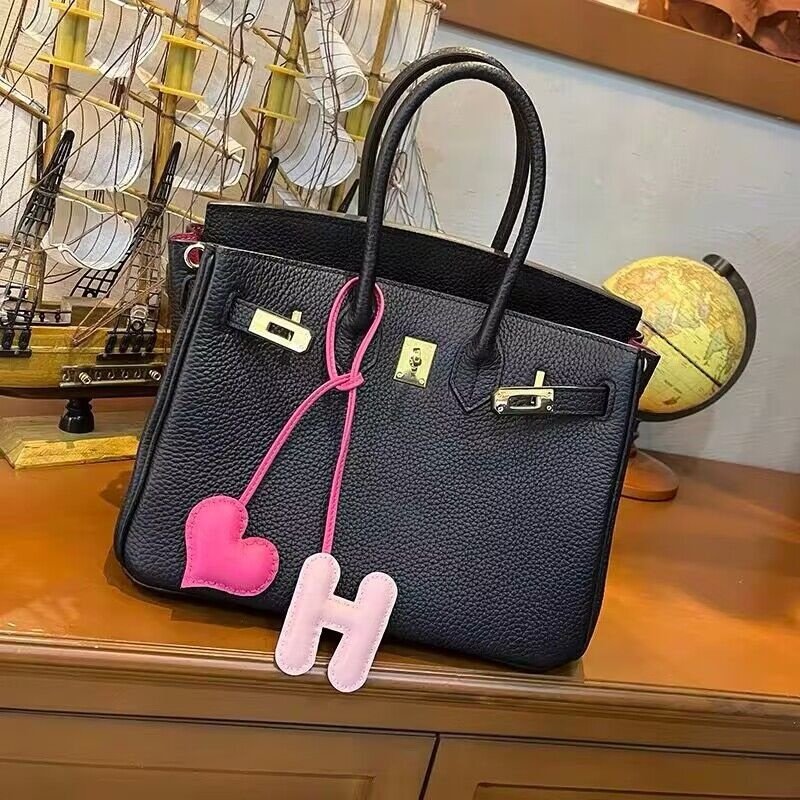 New leather shape heart alphabet letter key chain pendant ornament luxury car keychain accessories designer bag charms
