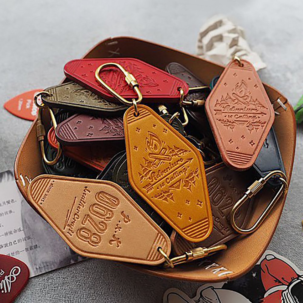 Luxury Personalized Faux Pu Genuine Real Leather Car Clip Keychain Tag Custom Logo Leather Key Chains Leather Keychain With Logo