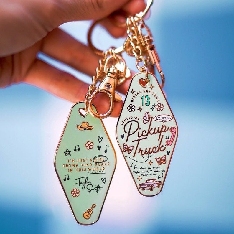 Fan gift Getaway Car Taylor Motel Metal Keychain Swifties Car Keys Accessories,Mini Motel Enamel Keychain For Swiftie Fans Gift