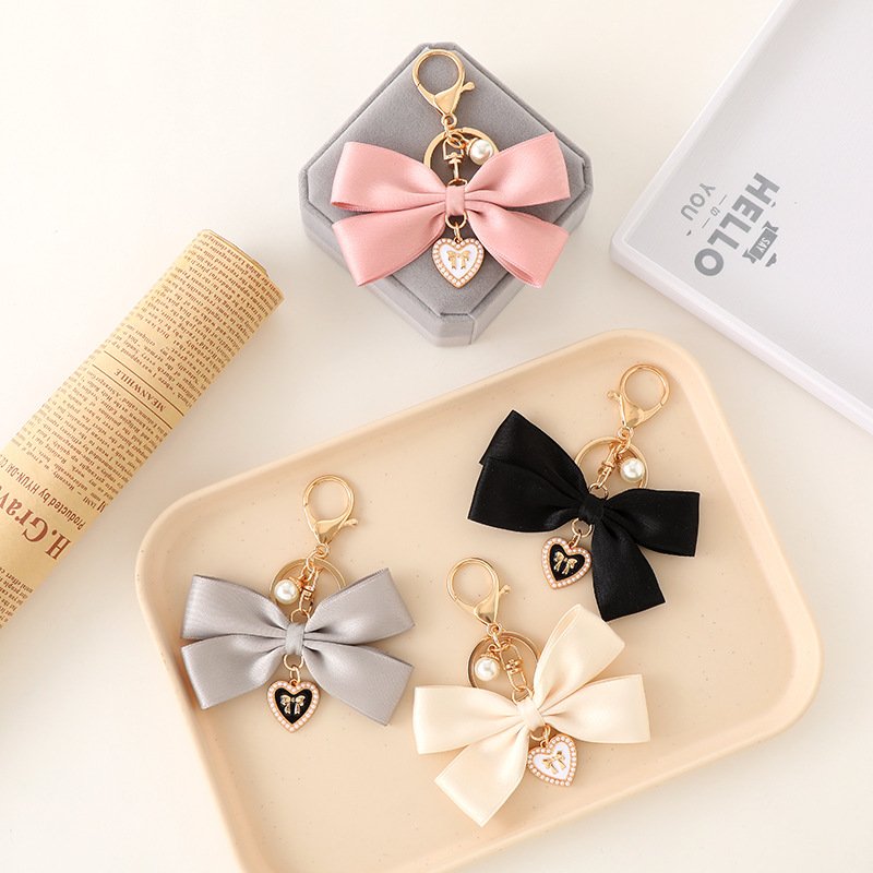 Luxury Pearl Keychain Heart Bow Handmade Fashionable Cheerleading Car Keychain Pendant New Fabric Ribbon Bow Pendant Accessories