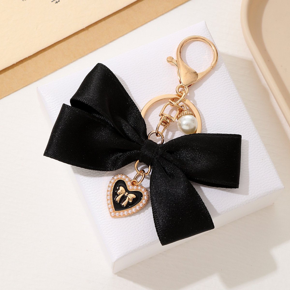 Luxury Pearl Keychain Heart Bow Handmade Fashionable Cheerleading Car Keychain Pendant New Fabric Ribbon Bow Pendant Accessories