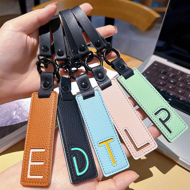 Wholesale hot selling creative 26 English letter letter brand PU key chain leather car bag key chain pendant accessories