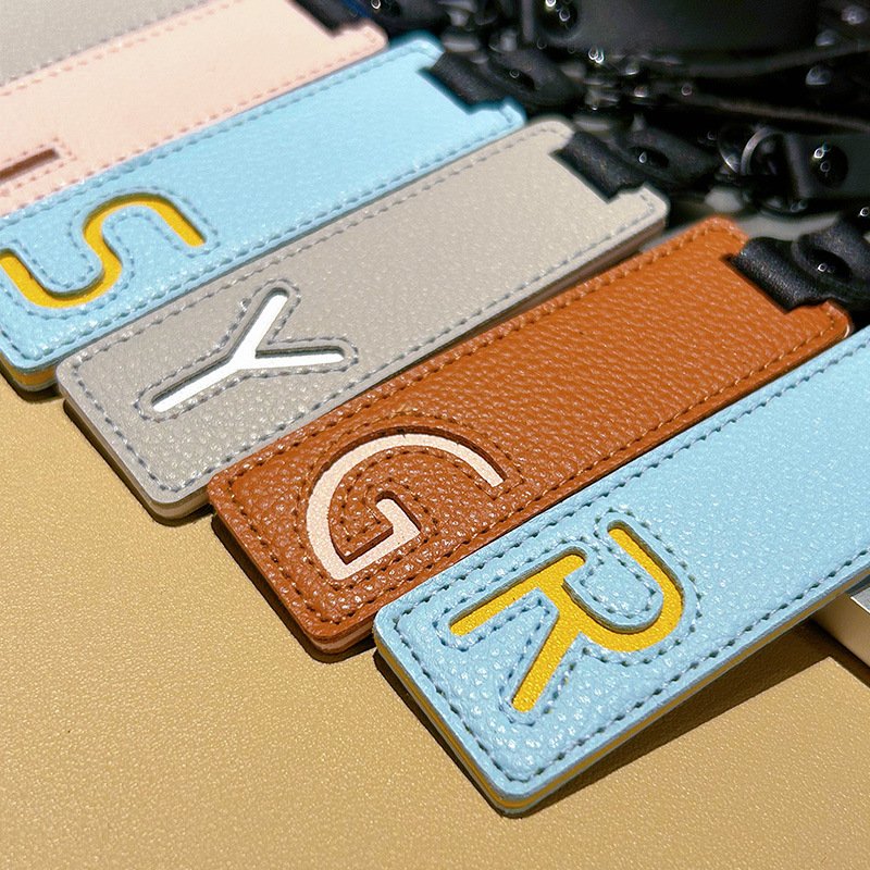 Wholesale hot selling creative 26 English letter letter brand PU key chain leather car bag key chain pendant accessories