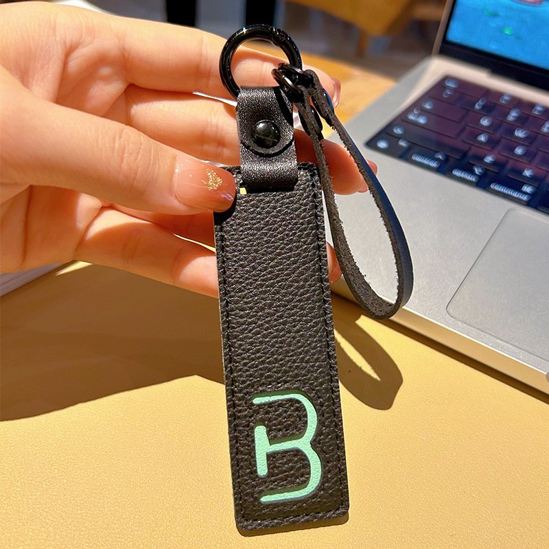 Wholesale hot selling creative 26 English letter letter brand PU key chain leather car bag key chain pendant accessories