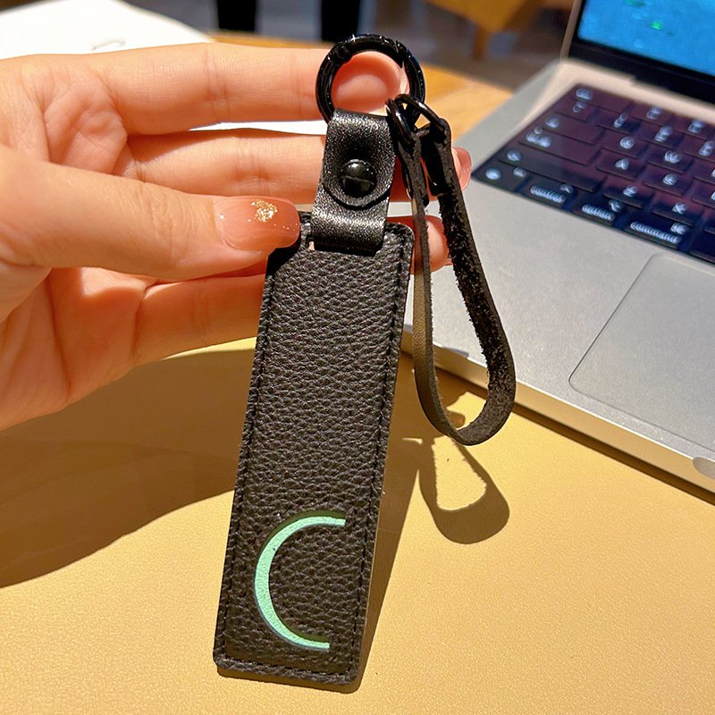 Wholesale hot selling creative 26 English letter letter brand PU key chain leather car bag key chain pendant accessories
