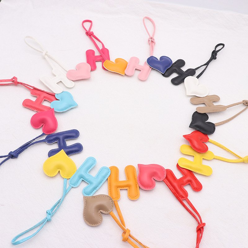 New Arrival Leather Shape Heart Alphabet Letter Key Chain Pendant Ornament Luxury Car Keychain Accessories Designer Bag Charms