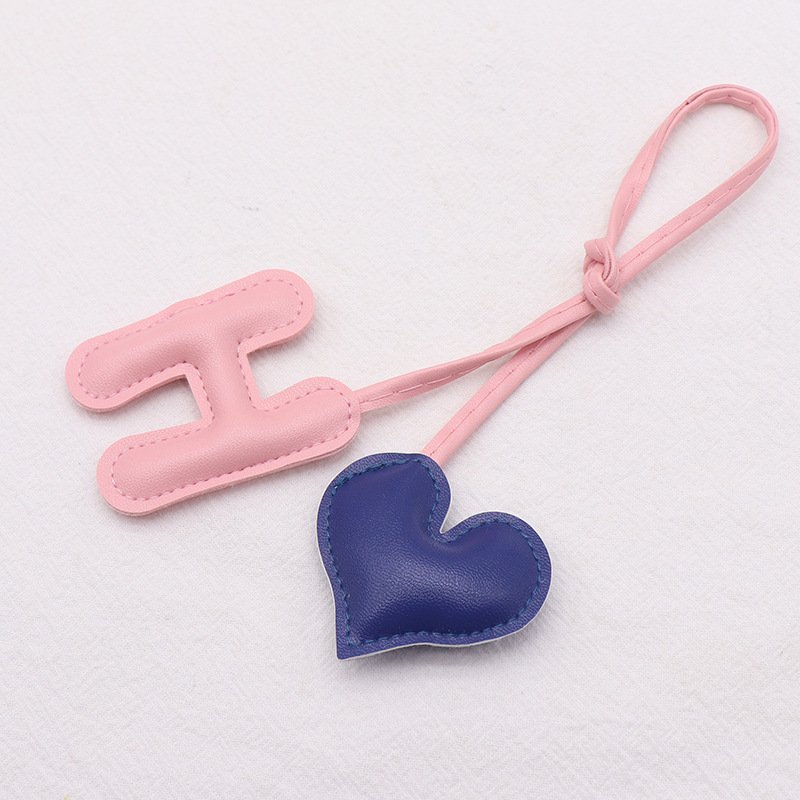 New Arrival Leather Shape Heart Alphabet Letter Key Chain Pendant Ornament Luxury Car Keychain Accessories Designer Bag Charms
