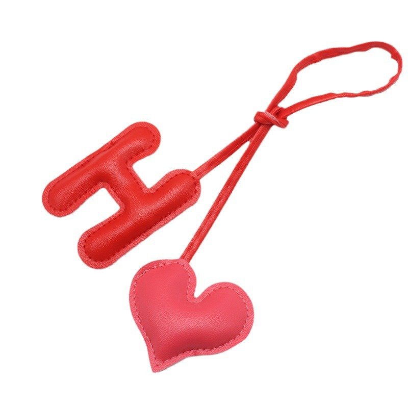 New Arrival Leather Shape Heart Alphabet Letter Key Chain Pendant Ornament Luxury Car Keychain Accessories Designer Bag Charms
