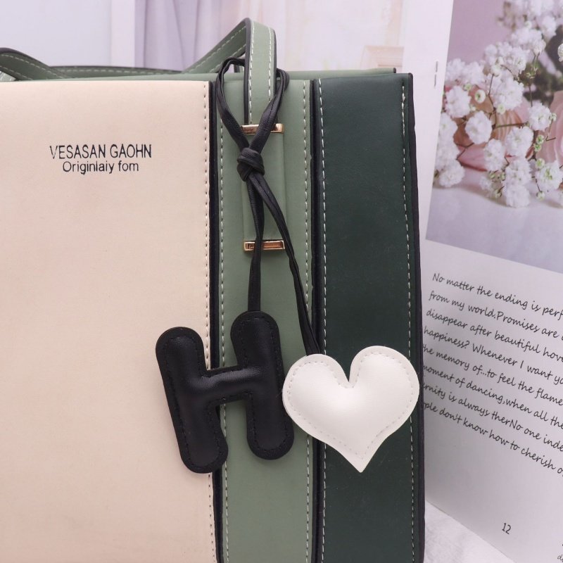 New Arrival Leather Shape Heart Alphabet Letter Key Chain Pendant Ornament Luxury Car Keychain Accessories Designer Bag Charms