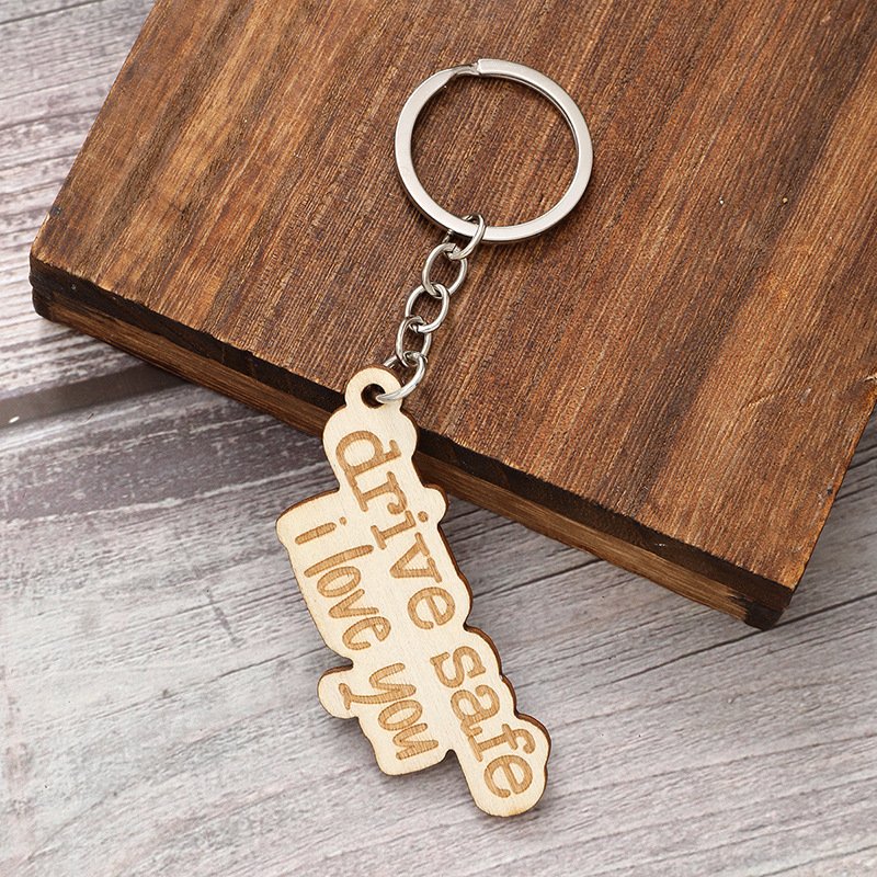 Wooden keychain gift creative small pendant mother letters Europe and the United States laser engraved car bag key chain pendant