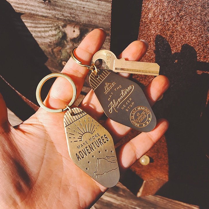 luxury retro metal hotel keychain pendant custom logo motel key tag car keychains