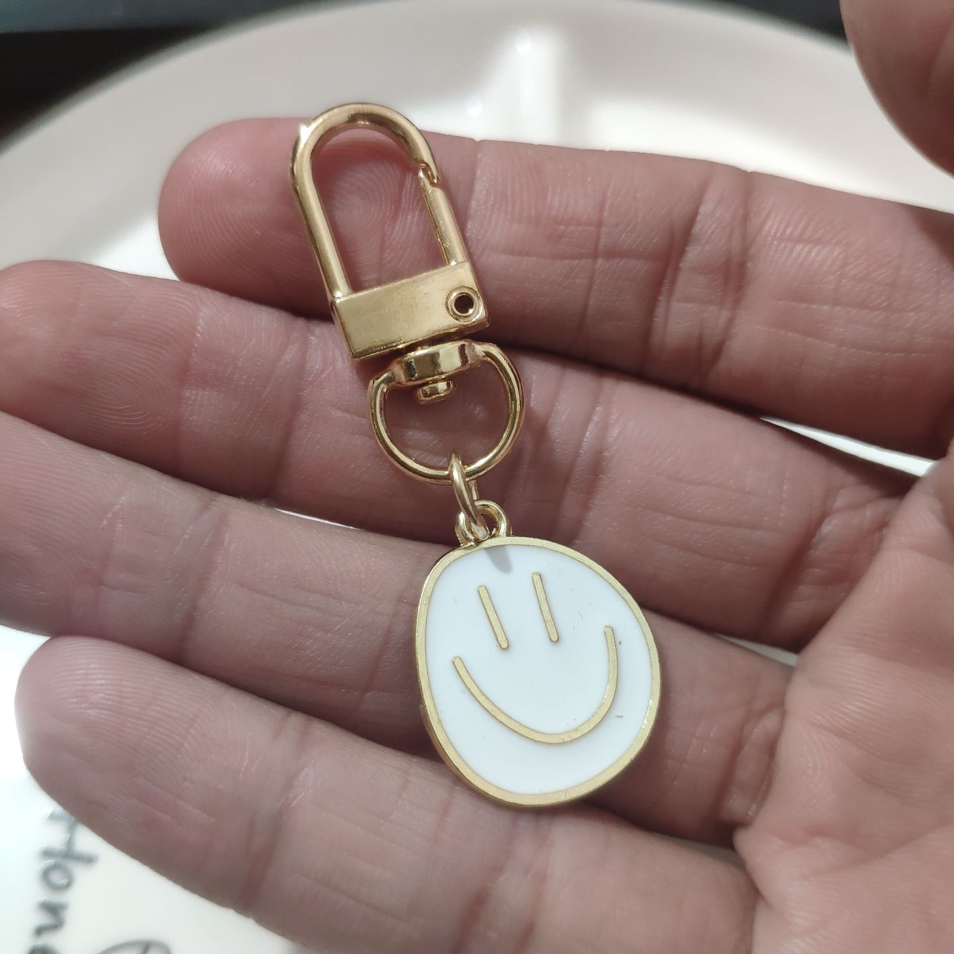 Wholesale Funny Smile Face Metal Keychains Irregular Design Keyring Accessories for Women for Bags Cars & Jewelry Storage