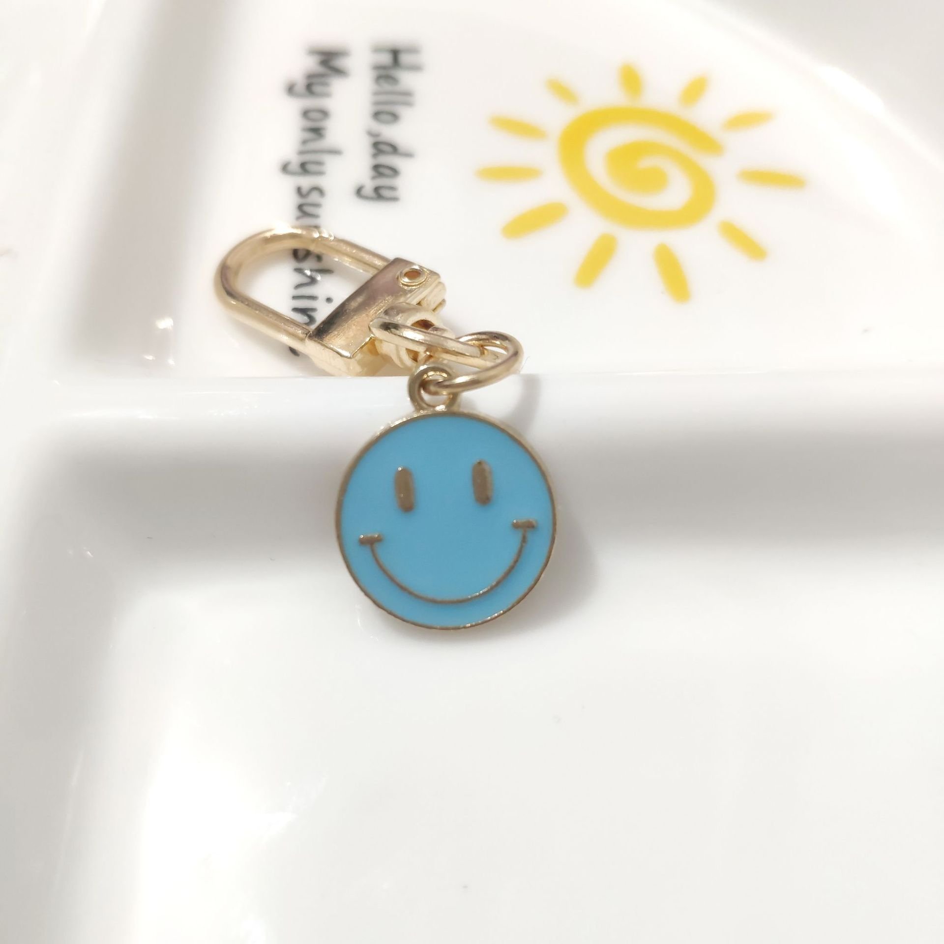 Wholesale Funny Smile Face Metal Keychains Irregular Design Keyring Accessories for Women for Bags Cars & Jewelry Storage