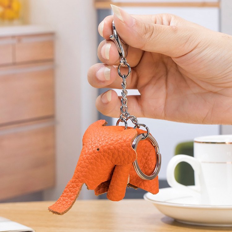 Wholesale Cute Leather elephant keychain Creative Animal car key ring pendant manufacturer key chain